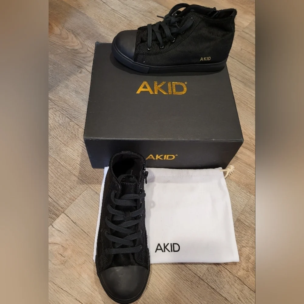 Black Minimalist Low-Top Sneakers